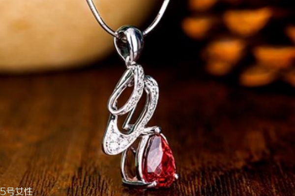 太陽石應(yīng)該怎么保養(yǎng)呢 太陽石佩戴有什么注意嗎 太陽石應(yīng)該怎么保養(yǎng)呢 太陽石佩戴有什么注意嗎