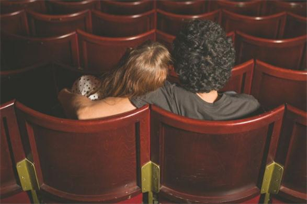 第一次約會看什么電影好 第一次約會看電影合適嗎 第一次約會看什么電影好 第一次約會看電影合適嗎