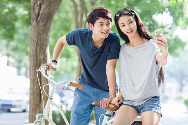 男生偷看你是喜歡你嗎 男生為什么不追你 男生偷看你是喜歡你嗎 男生為什么不追你