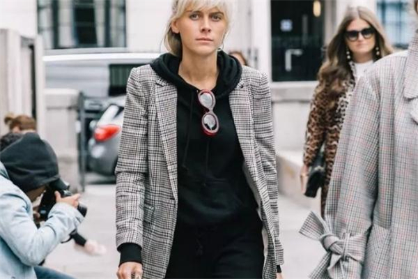 黑色衛(wèi)衣配什么外套好看 黑色衛(wèi)衣搭配外套圖片 黑色衛(wèi)衣配什么外套好看 黑色衛(wèi)衣搭配外套圖片