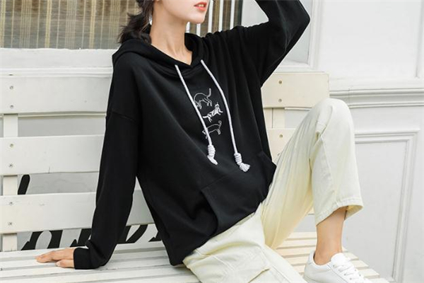 黑色衛(wèi)衣配什么褲子好看 黑色衛(wèi)衣搭配褲子圖片 黑色衛(wèi)衣配什么褲子好看 黑色衛(wèi)衣搭配褲子圖片