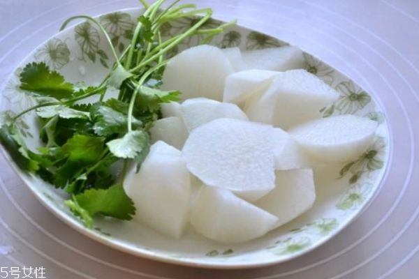 白蘿卜有什么營養(yǎng)價值呢 孕婦可以吃白蘿卜嗎 白蘿卜有什么營養(yǎng)價值呢 孕婦可以吃白蘿卜嗎