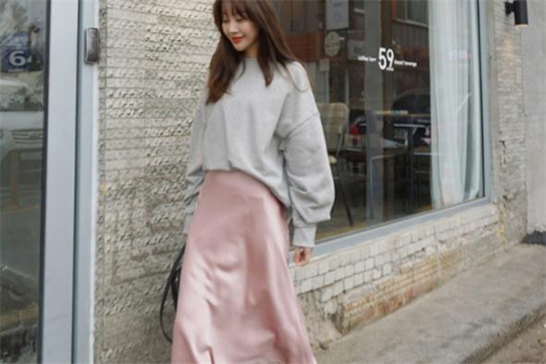 灰色衛(wèi)衣配什么裙子好看 灰色衛(wèi)衣搭配裙子圖片 灰色衛(wèi)衣配什么裙子好看 灰色衛(wèi)衣搭配裙子圖片