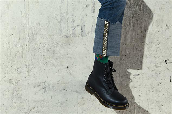 馬丁靴勒腳背怎么辦 馬丁靴為什么會勒腳背 馬丁靴勒腳背怎么辦 馬丁靴為什么會勒腳背