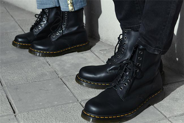 馬丁靴勒腳背怎么辦 馬丁靴為什么會勒腳背 馬丁靴勒腳背怎么辦 馬丁靴為什么會勒腳背