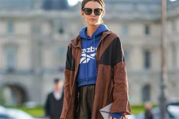 藍(lán)色衛(wèi)衣配什么外套 藍(lán)色衛(wèi)衣搭配外套圖片 藍(lán)色衛(wèi)衣配什么外套 藍(lán)色衛(wèi)衣搭配外套圖片