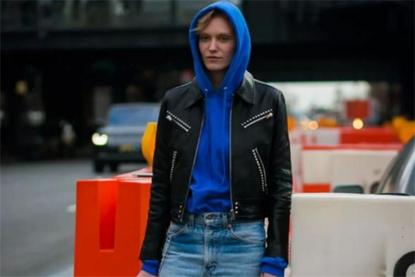 藍(lán)色衛(wèi)衣配什么外套 藍(lán)色衛(wèi)衣搭配外套圖片 藍(lán)色衛(wèi)衣配什么外套 藍(lán)色衛(wèi)衣搭配外套圖片