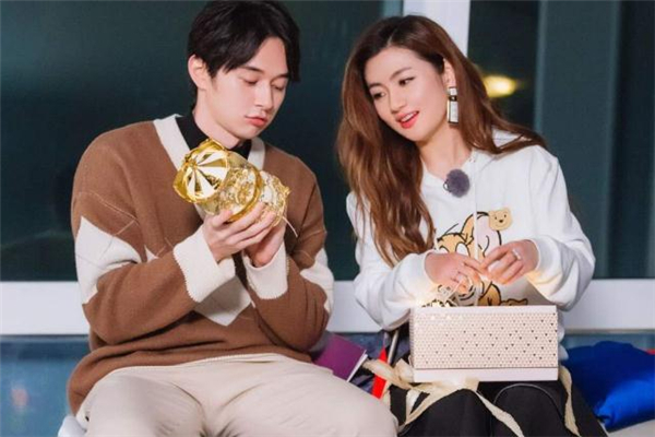 女生主動約男生代表什么 女生主動是不是很掉價 女生主動約男生代表什么 女生主動是不是很掉價