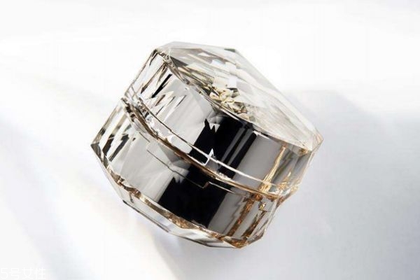 晚上護膚敷眼霜有效果嗎 怎么正確的使用眼霜 晚上護膚敷眼霜有效果嗎 怎么正確的使用眼霜