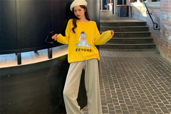 黃色衛(wèi)衣配什么褲子好看 黃色衛(wèi)衣搭配褲子圖片 黃色衛(wèi)衣配什么褲子好看 黃色衛(wèi)衣搭配褲子圖片