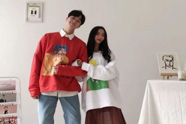 女朋友看男朋友微信好嗎 情侶之間該不該看對(duì)方的手機(jī) 女朋友看男朋友微信好嗎 情侶之間該不該看對(duì)方的手機(jī)