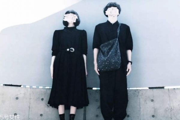 女朋友看男朋友微信好嗎 情侶之間該不該看對(duì)方的手機(jī) 女朋友看男朋友微信好嗎 情侶之間該不該看對(duì)方的手機(jī)