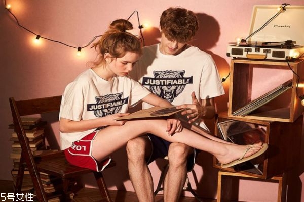 女朋友看男朋友微信好嗎 情侶之間該不該看對(duì)方的手機(jī) 女朋友看男朋友微信好嗎 情侶之間該不該看對(duì)方的手機(jī)