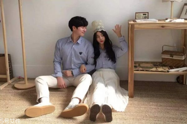 女朋友看男朋友微信好嗎 情侶之間該不該看對(duì)方的手機(jī) 女朋友看男朋友微信好嗎 情侶之間該不該看對(duì)方的手機(jī)