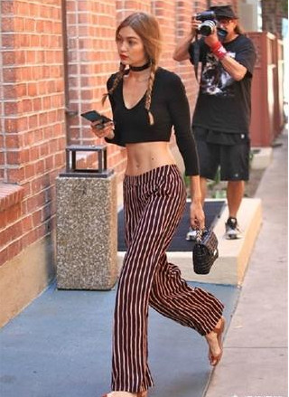 露臍裝下面怎么搭配 展示身材曲線美 露臍裝下面怎么搭配 展示身材曲線美