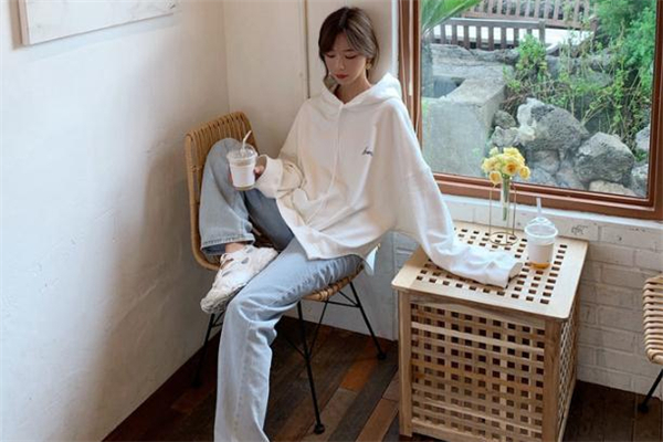 2019流行什么顏色連帽衛(wèi)衣 連帽衛(wèi)衣什么顏色百搭 2019流行什么顏色連帽衛(wèi)衣 連帽衛(wèi)衣什么顏色百搭