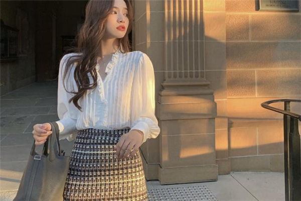 木耳邊襯衫如何搭配 木耳邊襯衫搭配圖片 木耳邊襯衫如何搭配 木耳邊襯衫搭配圖片