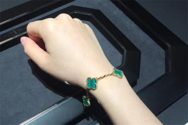 梵克雅寶五花手鏈哪個(gè)顏色好看 vca五花手鏈怎么戴好看 梵克雅寶五花手鏈哪個(gè)顏色好看 vca五花手鏈怎么戴好看