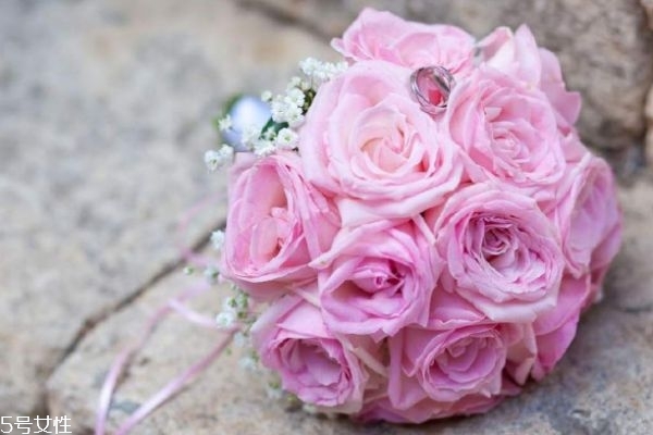 女生假裝生氣是為什么 女人假裝生氣時該怎么樣去哄 女生假裝生氣是為什么 女人假裝生氣時該怎么樣去哄