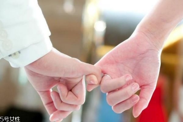 女生假裝生氣是為什么 女人假裝生氣時該怎么樣去哄 女生假裝生氣是為什么 女人假裝生氣時該怎么樣去哄