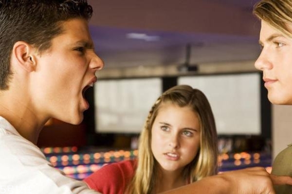 女生假裝生氣是為什么 女人假裝生氣時該怎么樣去哄 女生假裝生氣是為什么 女人假裝生氣時該怎么樣去哄