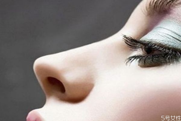 為什么鼻縫哪里老是能擠出白色的東西呢 為什么鼻縫哪里老是能擠出白色的東西呢