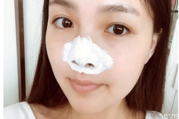 為什么鼻縫哪里老是能擠出白色的東西呢 為什么鼻縫哪里老是能擠出白色的東西呢