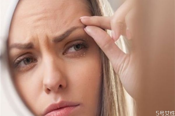 為什么眉毛處愛長痘 眉毛周圍長痘是什么原因 為什么眉毛處愛長痘 眉毛周圍長痘是什么原因