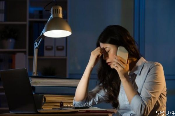 脖子上為什么會長痘 脖子上長痘痘什么原因 脖子上為什么會長痘 脖子上長痘痘什么原因