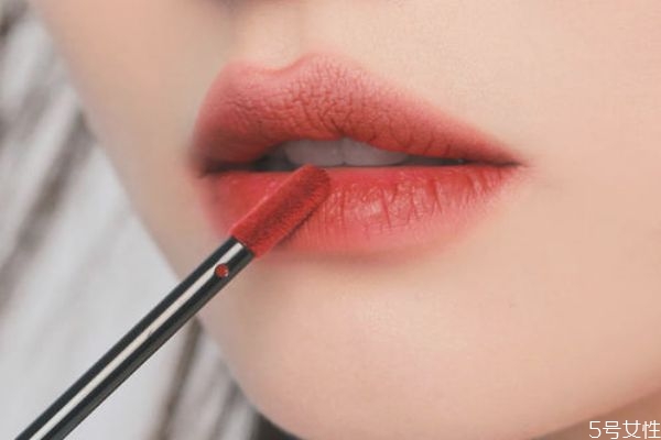 適合秋冬季節(jié)的口紅顏色 秋冬必備口紅顏色 適合秋冬季節(jié)的口紅顏色 秋冬必備口紅顏色