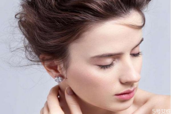 臉上長痘化妝會怎樣 長痘化妝的技巧 臉上長痘化妝會怎樣 長痘化妝的技巧