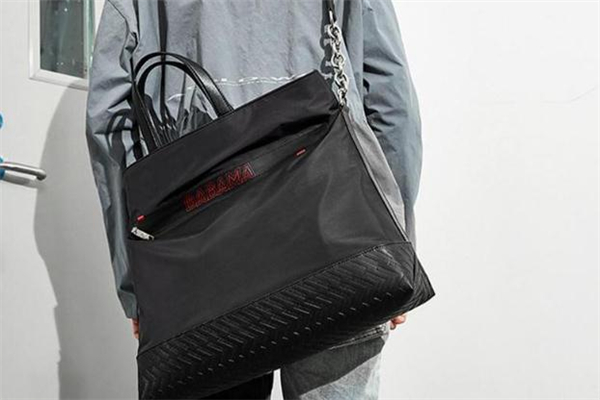 男生流行背什么包包 男生包包款式推薦 男生流行背什么包包 男生包包款式推薦