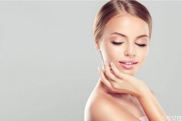 臉上長痘化妝會怎樣 長痘化妝的技巧 臉上長痘化妝會怎樣 長痘化妝的技巧