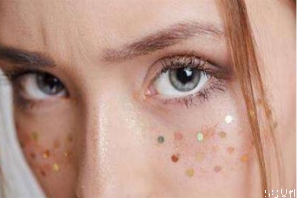 臉上的毛孔為什么會變大 毛孔為什么會變粗 臉上的毛孔為什么會變大 毛孔為什么會變粗