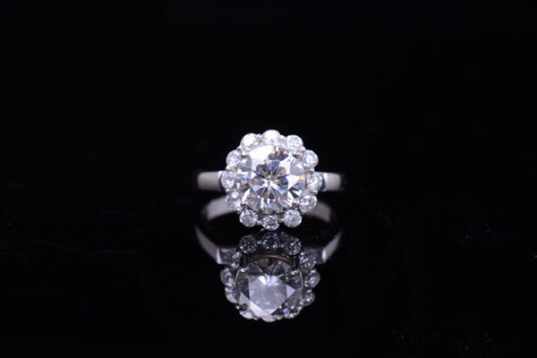 莫桑鉆是鉆石的一種嗎 莫桑鉆值得買嗎 莫桑鉆是鉆石的一種嗎 莫桑鉆值得買嗎