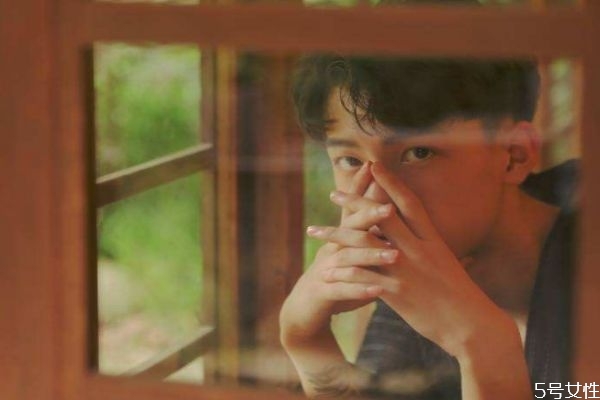 什么會引起男生吃醋 男人吃醋為什么不表現出來 什么會引起男生吃醋 男人吃醋為什么不表現出來