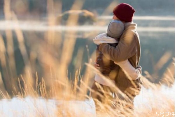 男人放不下一個(gè)女人的表現(xiàn) 男人分手還愛(ài)你有哪些表現(xiàn) 男人放不下一個(gè)女人的表現(xiàn) 男人分手還愛(ài)你有哪些表現(xiàn)