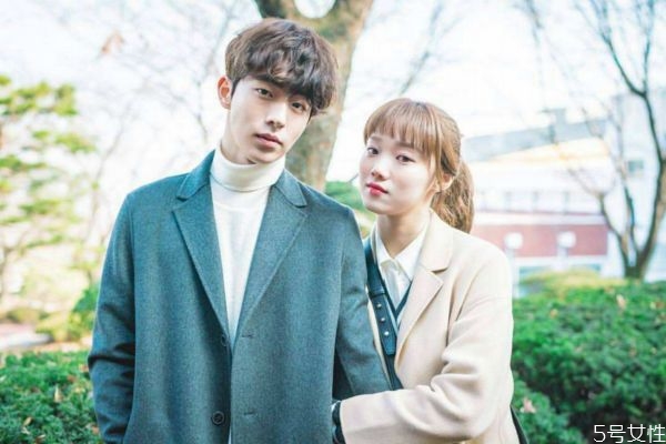 情侶之間應(yīng)該有什么話題 情侶之間找話題 情侶之間應(yīng)該有什么話題 情侶之間找話題