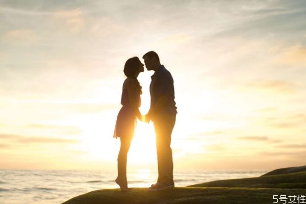 異地戀男朋友應(yīng)不應(yīng)該和異性合租呢 異地戀男朋友應(yīng)不應(yīng)該和異性合租呢