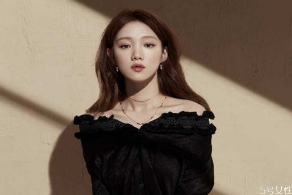 怎么看出一個女生喜歡你 女生暗戀你最準(zhǔn)的表現(xiàn) 怎么看出一個女生喜歡你 女生暗戀你最準(zhǔn)的表現(xiàn)