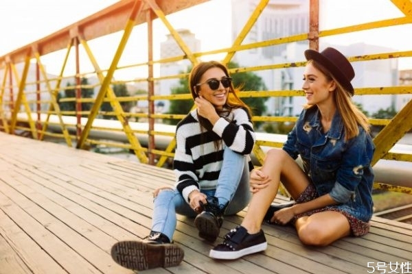 和剛認(rèn)識(shí)的女生怎么聊天 和女孩子聊天怎么找話題 和剛認(rèn)識(shí)的女生怎么聊天 和女孩子聊天怎么找話題