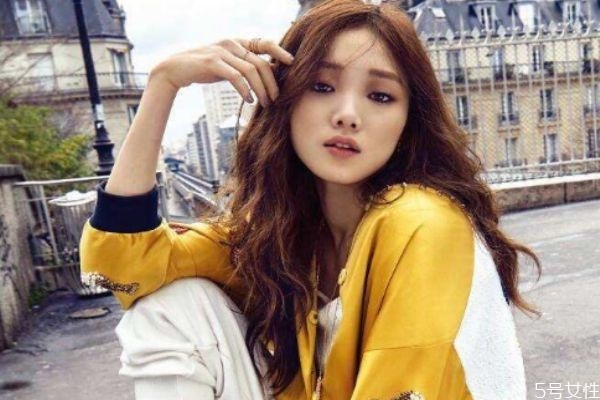 怎么看出一個女生喜歡你 女生暗戀你最準(zhǔn)的表現(xiàn) 怎么看出一個女生喜歡你 女生暗戀你最準(zhǔn)的表現(xiàn)