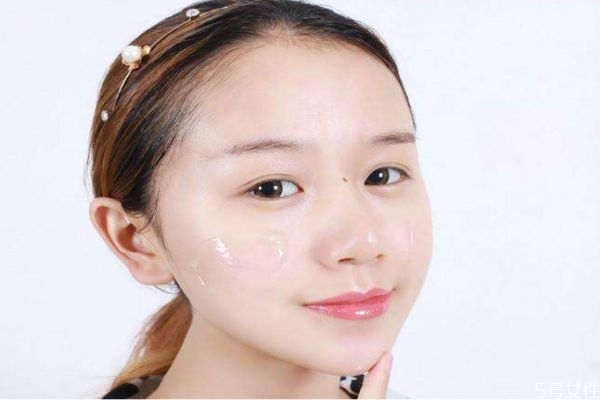 肌底液一次應(yīng)該使用多少呢 肌底液可以天天使用嗎 肌底液一次應(yīng)該使用多少呢 肌底液可以天天使用嗎