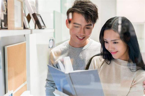 和閨蜜喜歡同一個(gè)人該追嗎 我和閨蜜喜歡同一個(gè)人怎么辦 和閨蜜喜歡同一個(gè)人該追嗎 我和閨蜜喜歡同一個(gè)人怎么辦