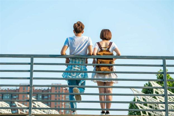 和閨蜜喜歡同一個(gè)人該追嗎 我和閨蜜喜歡同一個(gè)人怎么辦 和閨蜜喜歡同一個(gè)人該追嗎 我和閨蜜喜歡同一個(gè)人怎么辦