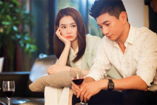 男朋友喜歡上自己的閨蜜怎么辦 男朋友喜歡上閨蜜的跡象 男朋友喜歡上自己的閨蜜怎么辦 男朋友喜歡上閨蜜的跡象