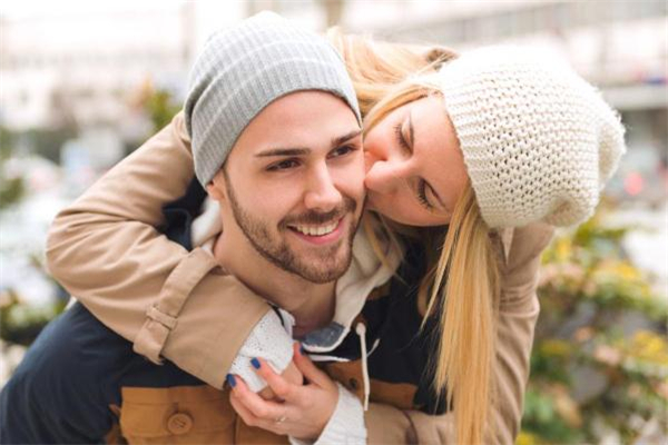 男朋友喜歡上自己的閨蜜怎么辦 男朋友喜歡上閨蜜的跡象 男朋友喜歡上自己的閨蜜怎么辦 男朋友喜歡上閨蜜的跡象