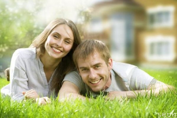 兩個(gè)人在一起為什么越來(lái)越像 情侶在一起久了會(huì)越來(lái)越像