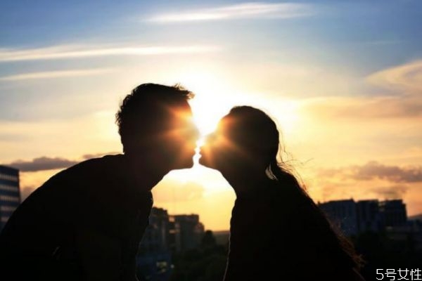 兩個(gè)人在一起為什么越來(lái)越像 情侶在一起久了會(huì)越來(lái)越像