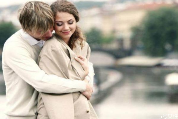 兩個(gè)人在一起為什么越來(lái)越像 情侶在一起久了會(huì)越來(lái)越像